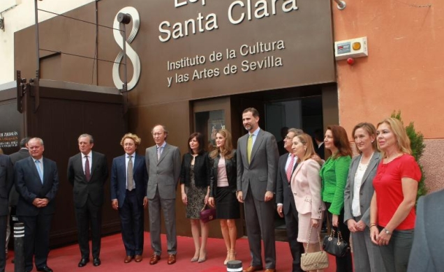 Fotografía de grupo con las personalidades asistentes a la llegada de los Príncipes de Asturias al Espacio Santa Clara Santa Clara